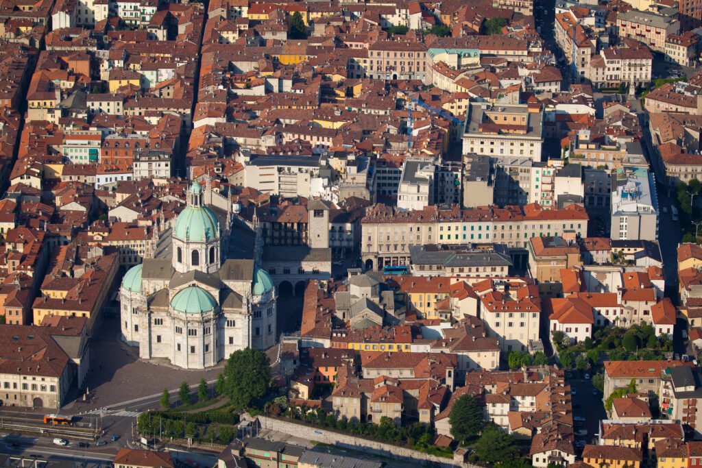 Map of Lake Como (Best Towns, Hotels & How to Plan Your Trip) 20 Cathedral of Como city