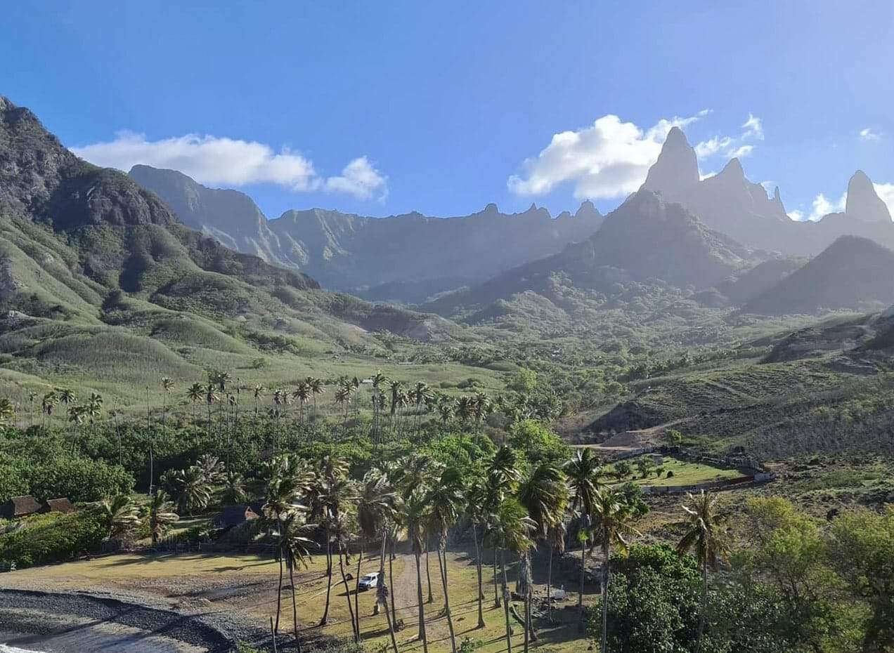 a landscape with mountains and trees in Ua Pau