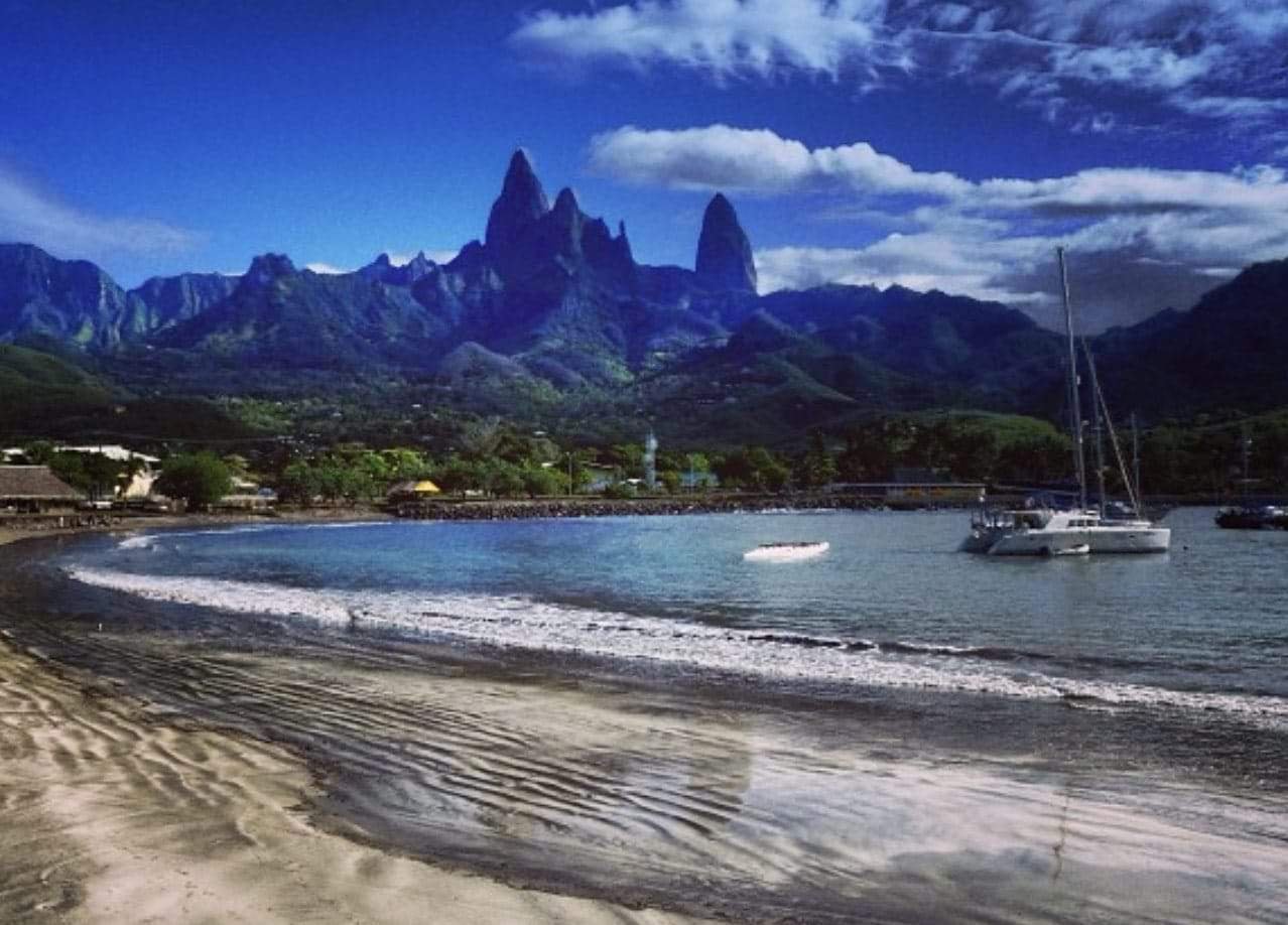 Ua Pou, view over the bay with boats in the water
