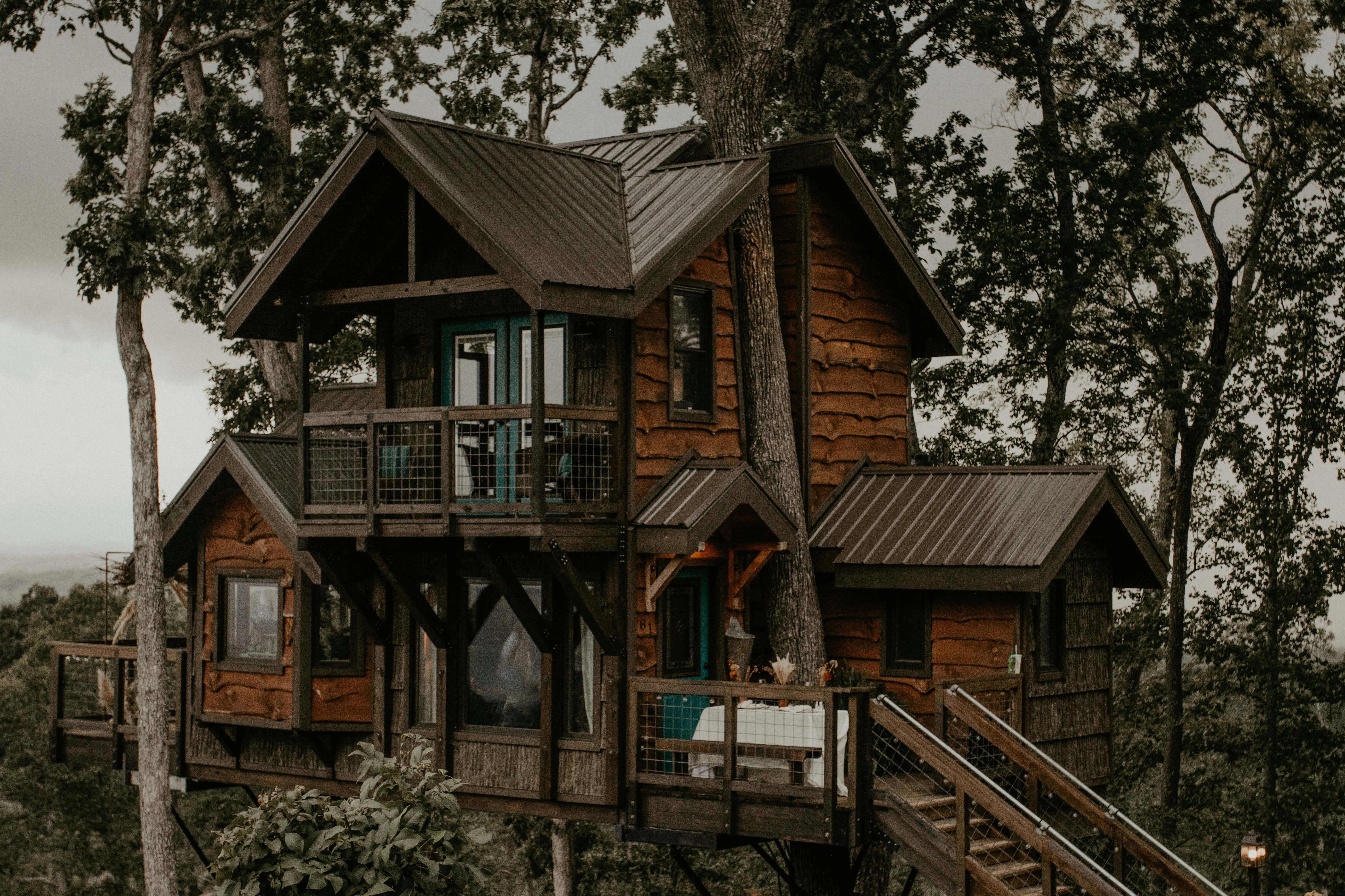 A treehouse, one of the best places for weekend getaways for couples in Ohio